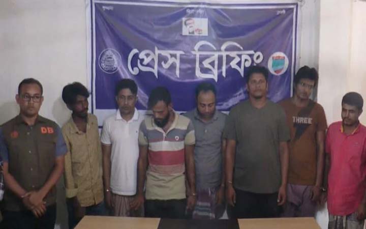 যশোরে বিপুল পরিমাণ সারসহ ৯ জন আটক
